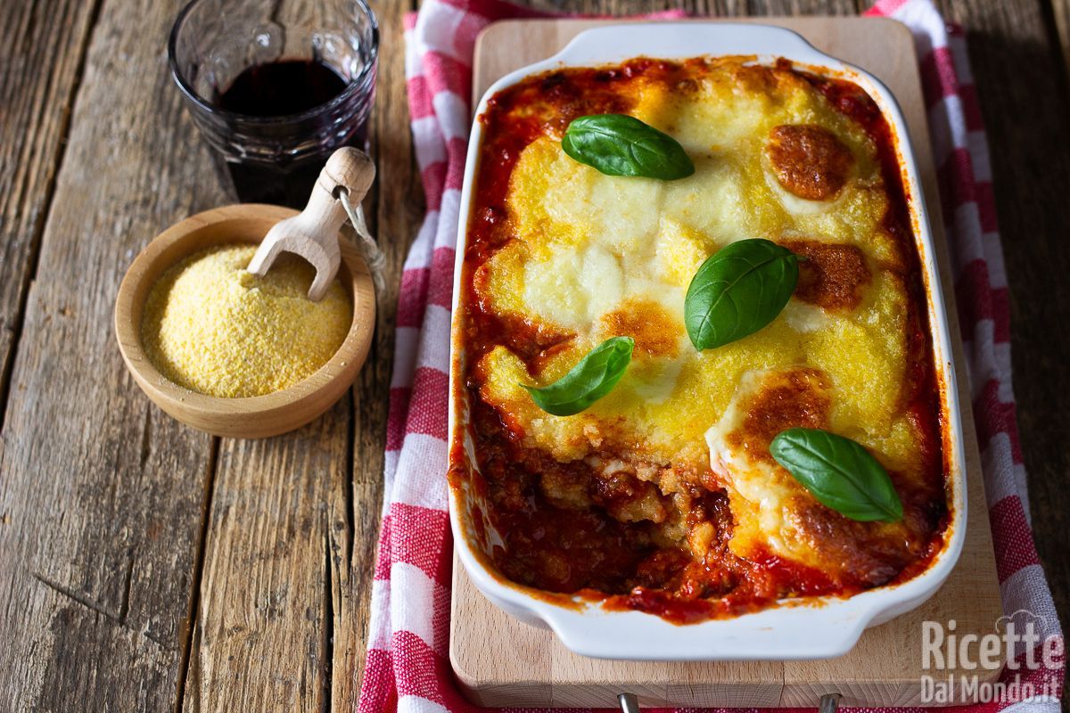 Polenta al forno con mozzarella e ragù di carne. Ricca e gustosa!