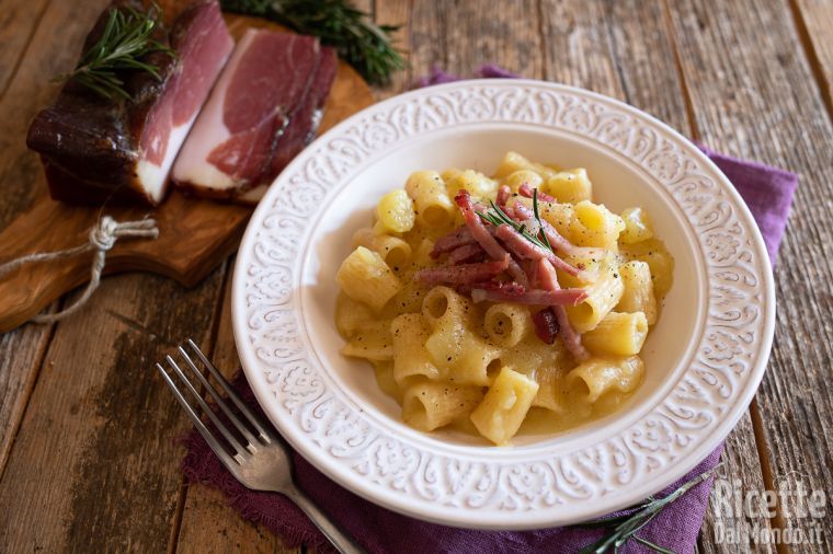Pasta patate e speck. La ricetta semplice, cremosa e gustosa!