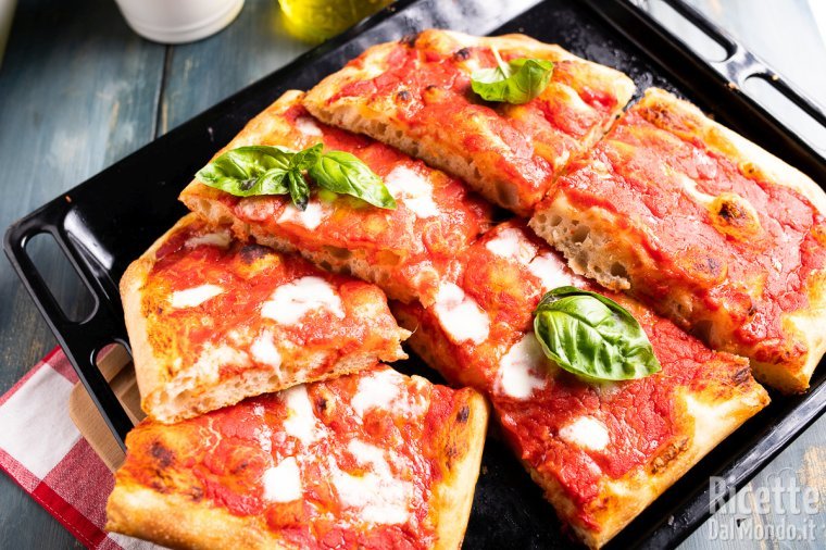 Pizza in teglia con lievito madre. La ricetta per una pizza alta e soffice!