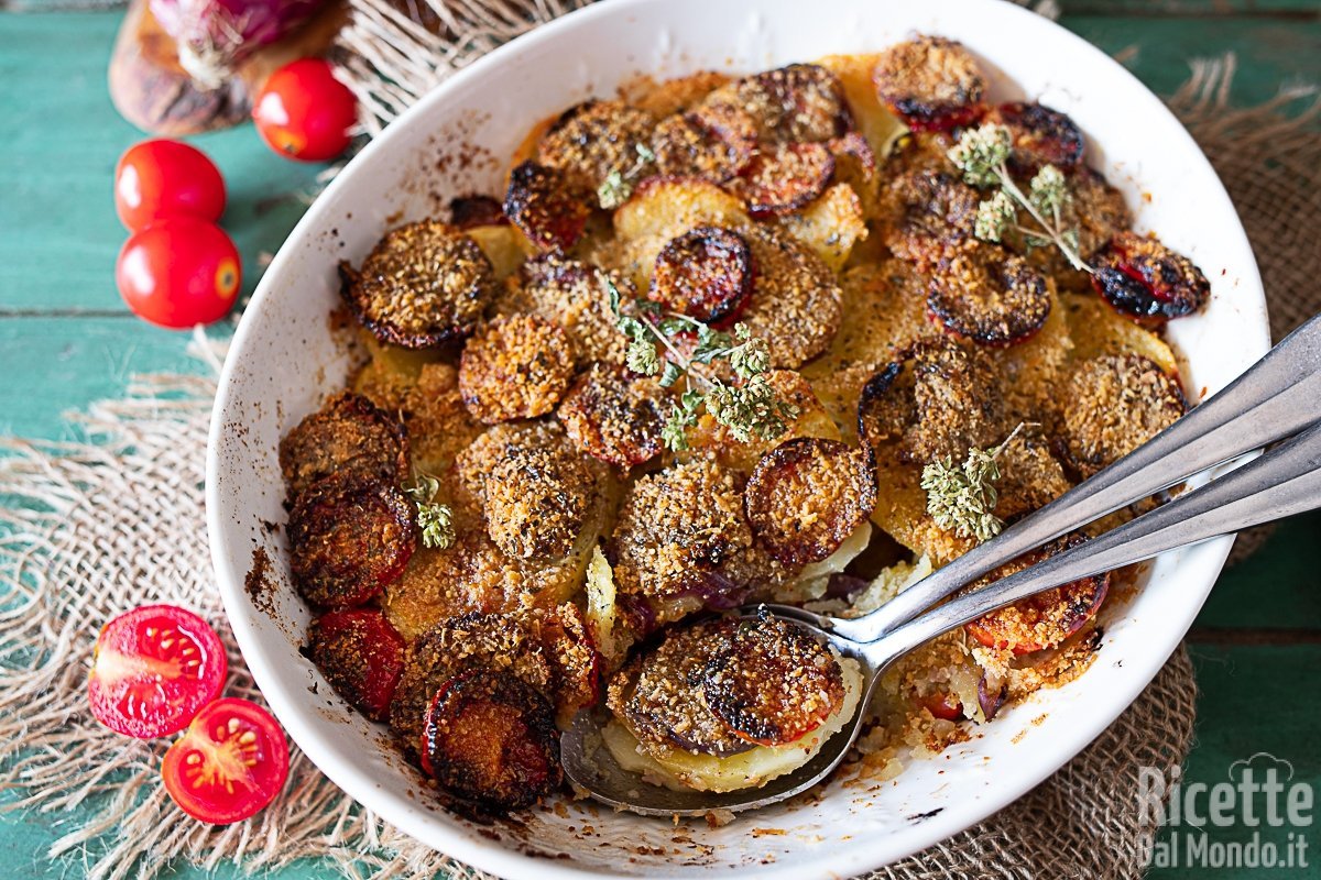 Ricetta Patate al forno con cipolle e pomodorini. Il contorno perfetto con tutto!
