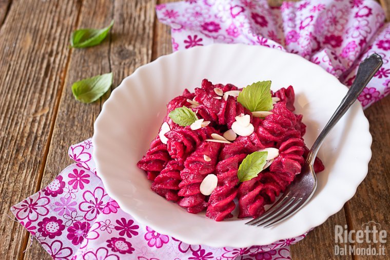 Pasta con la barbabietola rossa precotta. Ricetta facile e cremosissima!