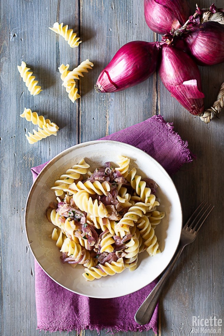 Ricetta pasta con cipolle caramellate e tonno