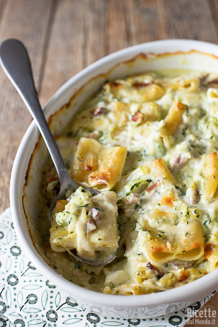 Ricetta pasta con zucchine e speck al forno
