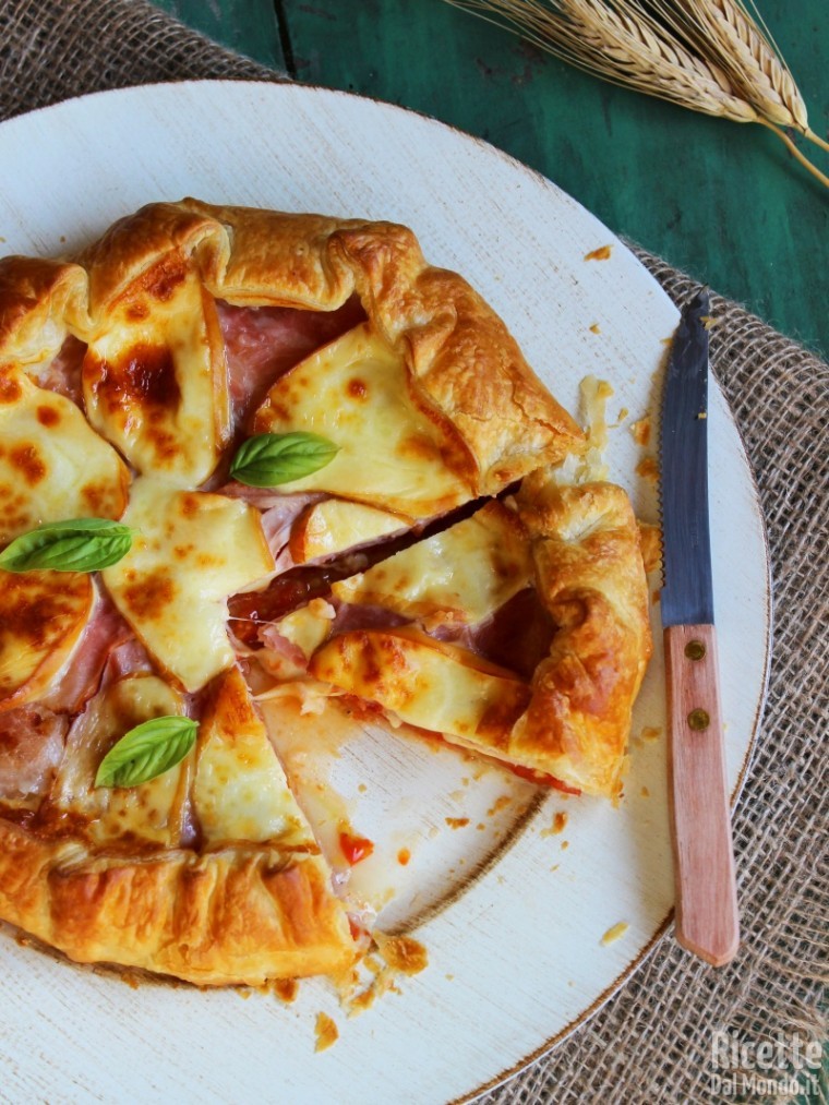 Semplice quiche con pomodoro prosciutto e provola