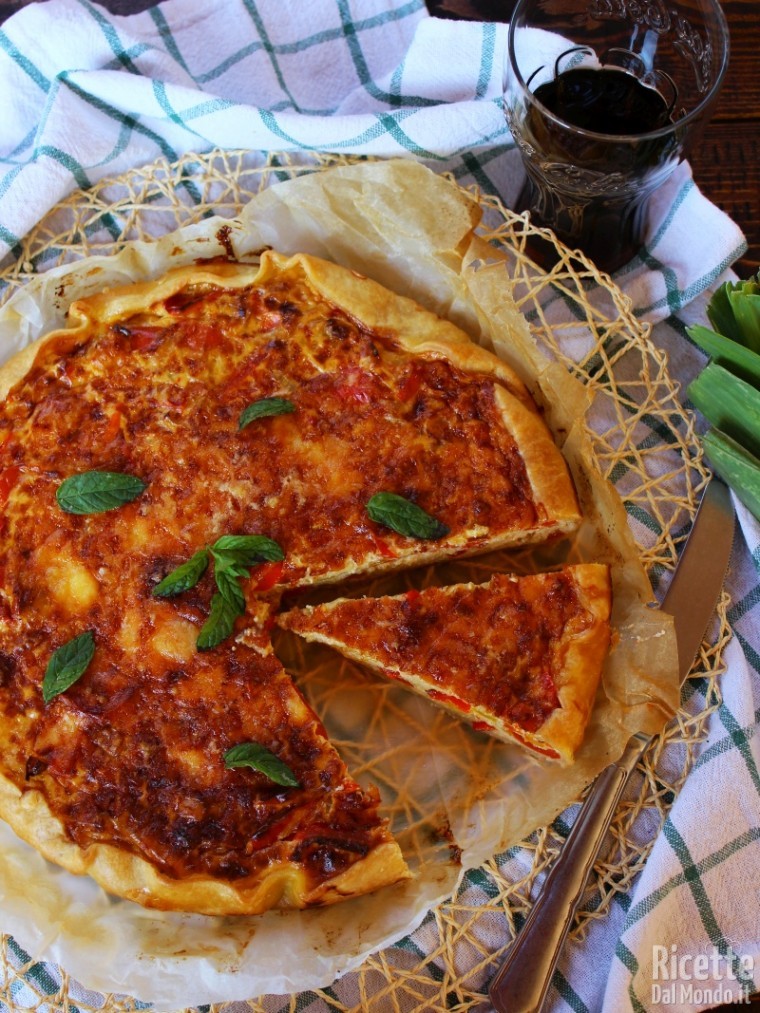 Semplice Torta salata con porri, peperoni e fontina 