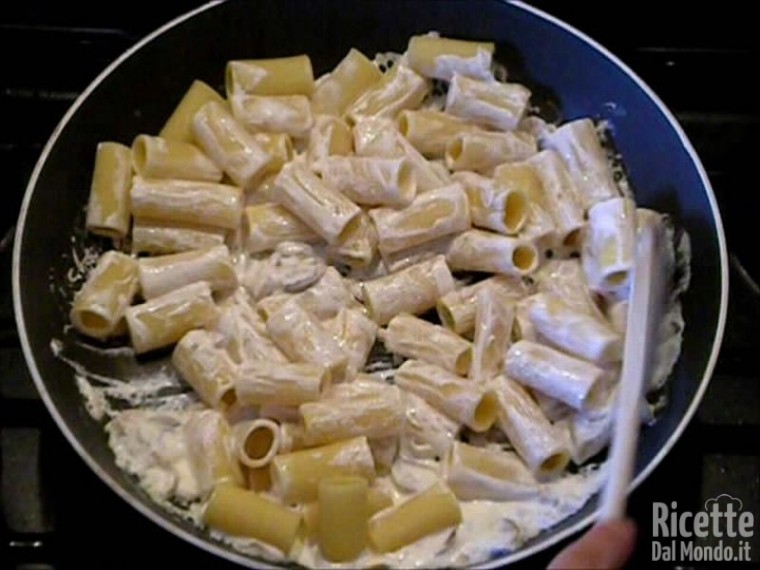 Rigatoni al Curry con Funghi e Panna