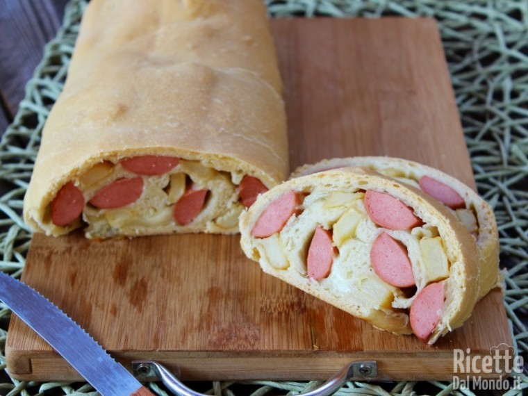 Ricetta del rotolo di pizza con wurstel e patatine