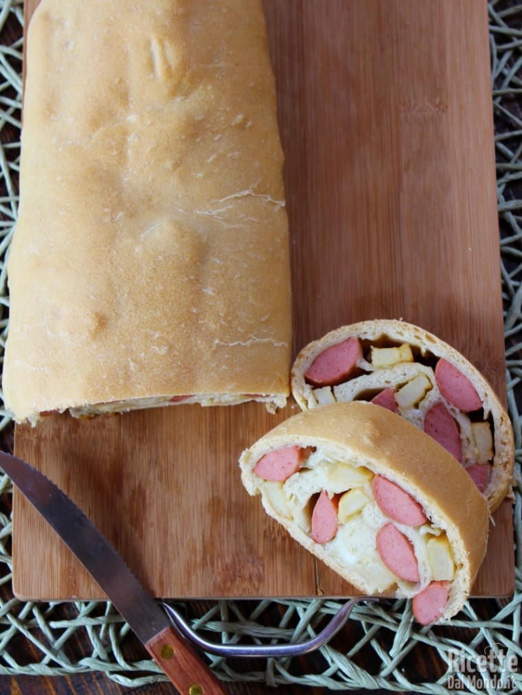 Come fare il rotolo di pizza con wurstel e patatine