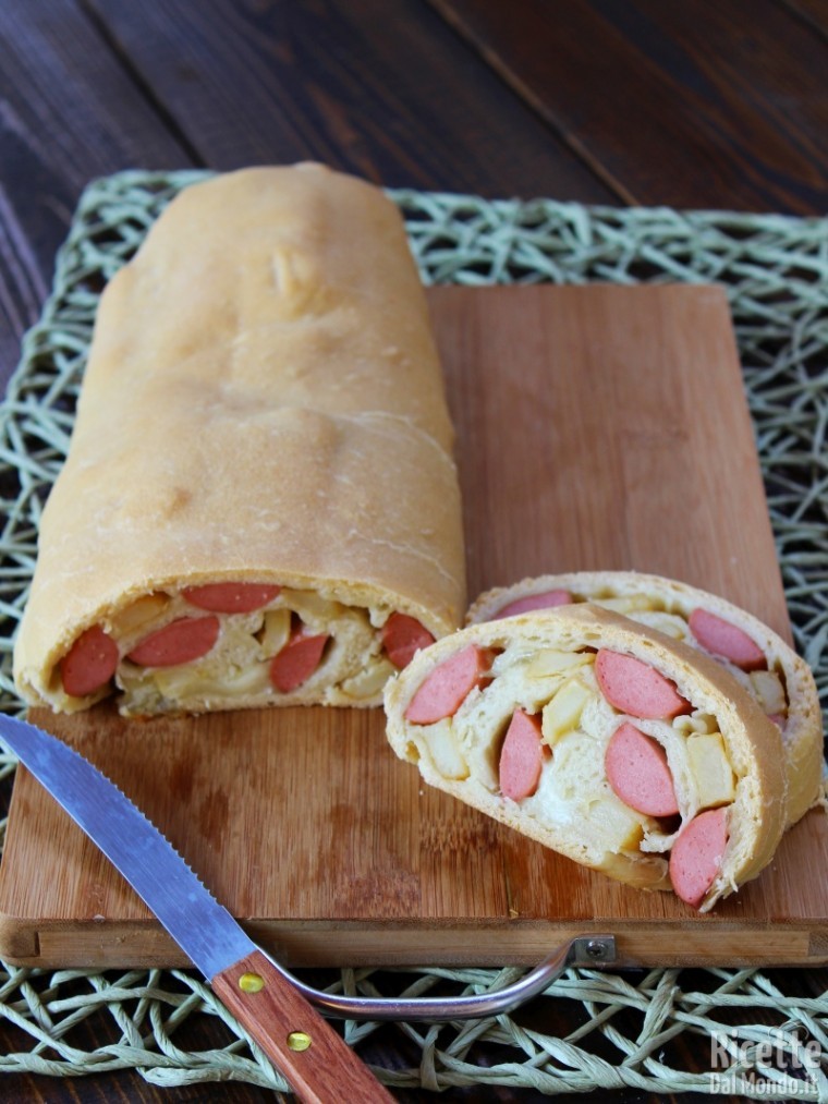 Semplice rotolo di pizza con wurstel e patatine