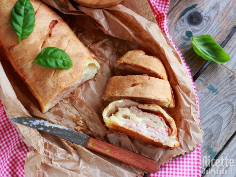 Ricetta rotolo di pizza con prosciutto e mozzarella