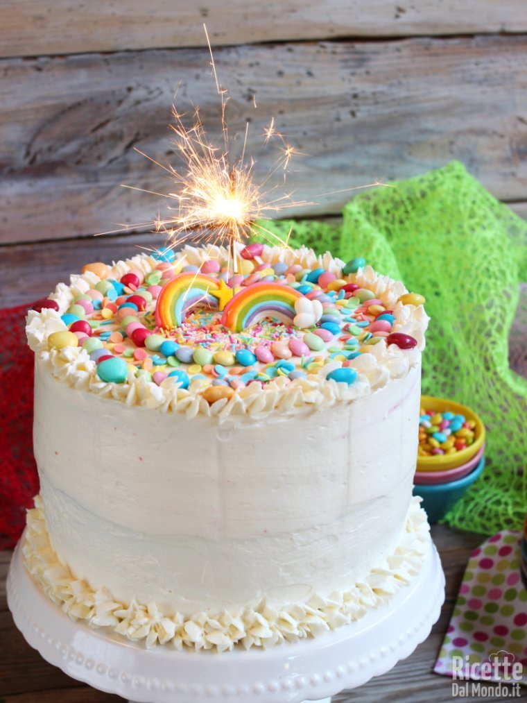 Torta arcobaleno per compleanno