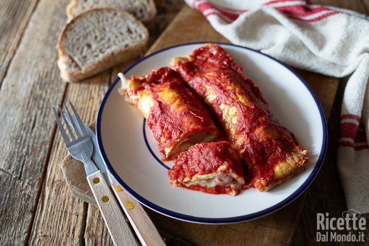 Rotolini di frittatine con wurstel e sottiletta al forno. La ricetta facile e golosa!