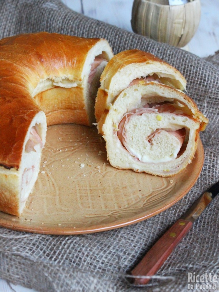 Come fare il rotolo soffice di mortadella