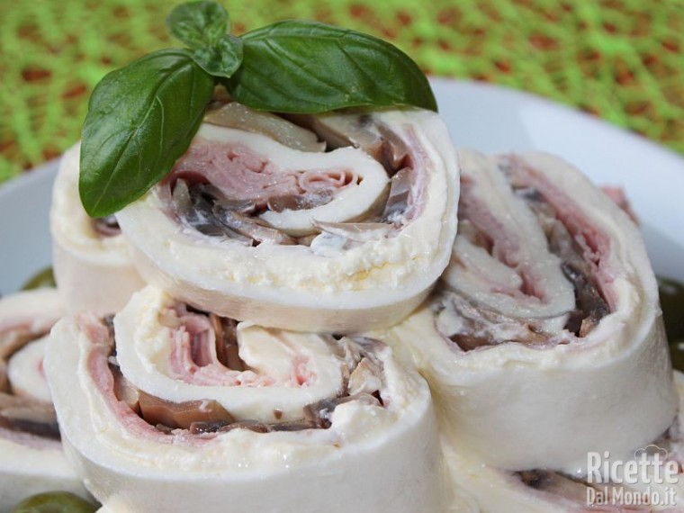 Come fare il rotolo di mozzarella prosciutto e funghi