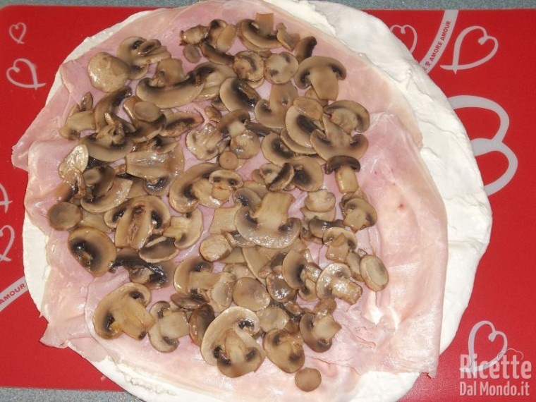Rotolo di mozzarella prosciutto e funghi 8