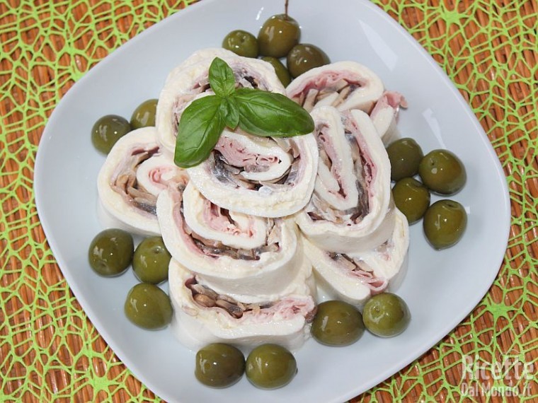 Ricetta rotolo di mozzarella prosciutto e funghi