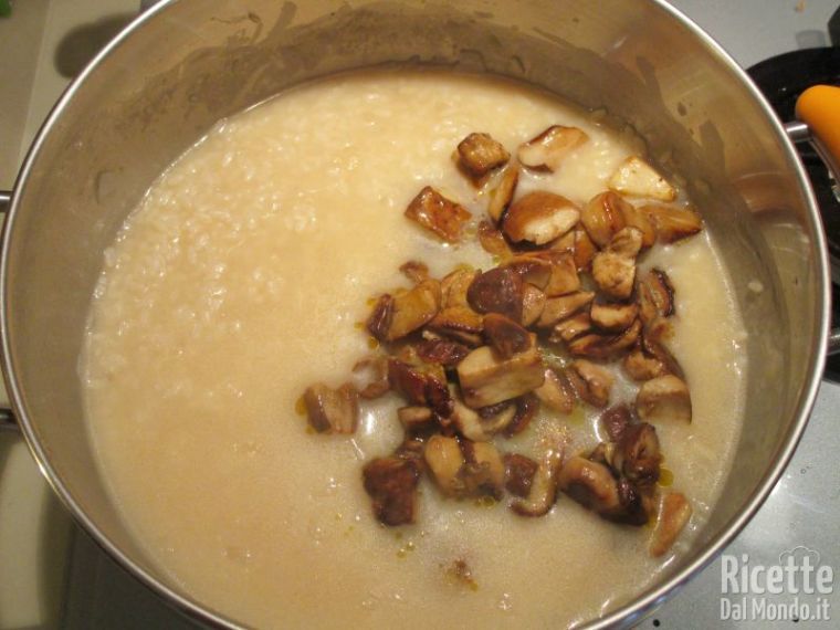 Aggiungere i funghi