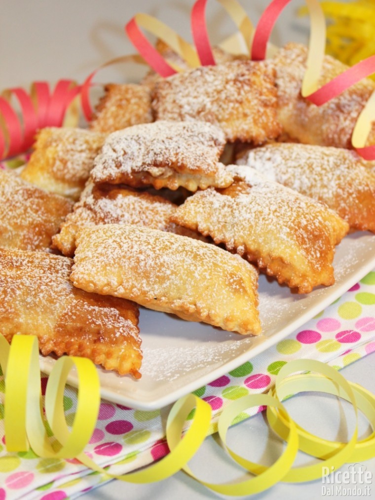 Come fare i ravioli dolci fritti alla ricotta e gocce di cioccolato 