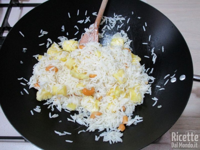 Riso fritto con ananas e anacardi 10