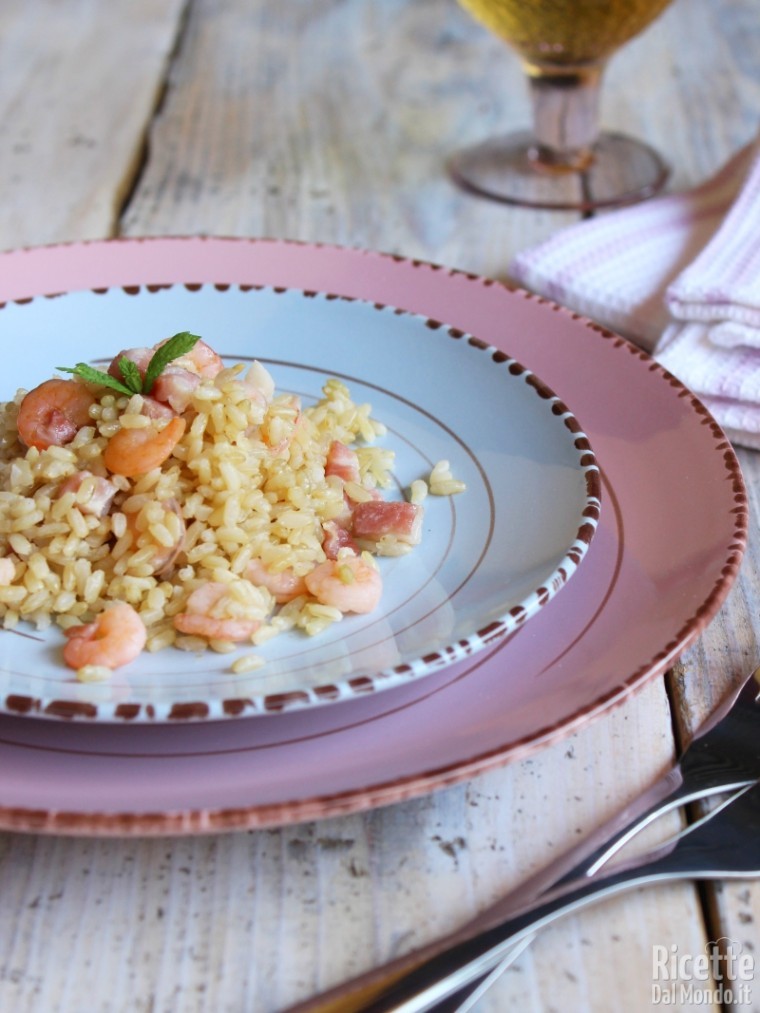 Come fare il riso integrale con gamberi e pancetta