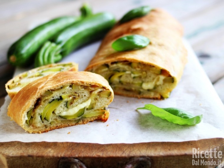 Come fare il rotolo di pizza con zucchine ed Emmental