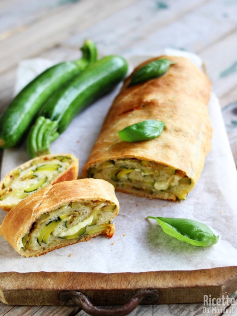 Semplice rotolo di pizza con zucchine ed Emmental