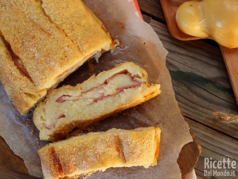 Rotolo di patate con prosciutto e provola al forno