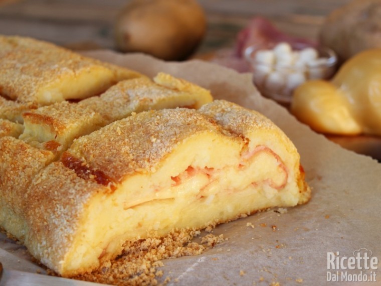 Ricetta rotolo di patate con prosciutto, provola e mozzarella