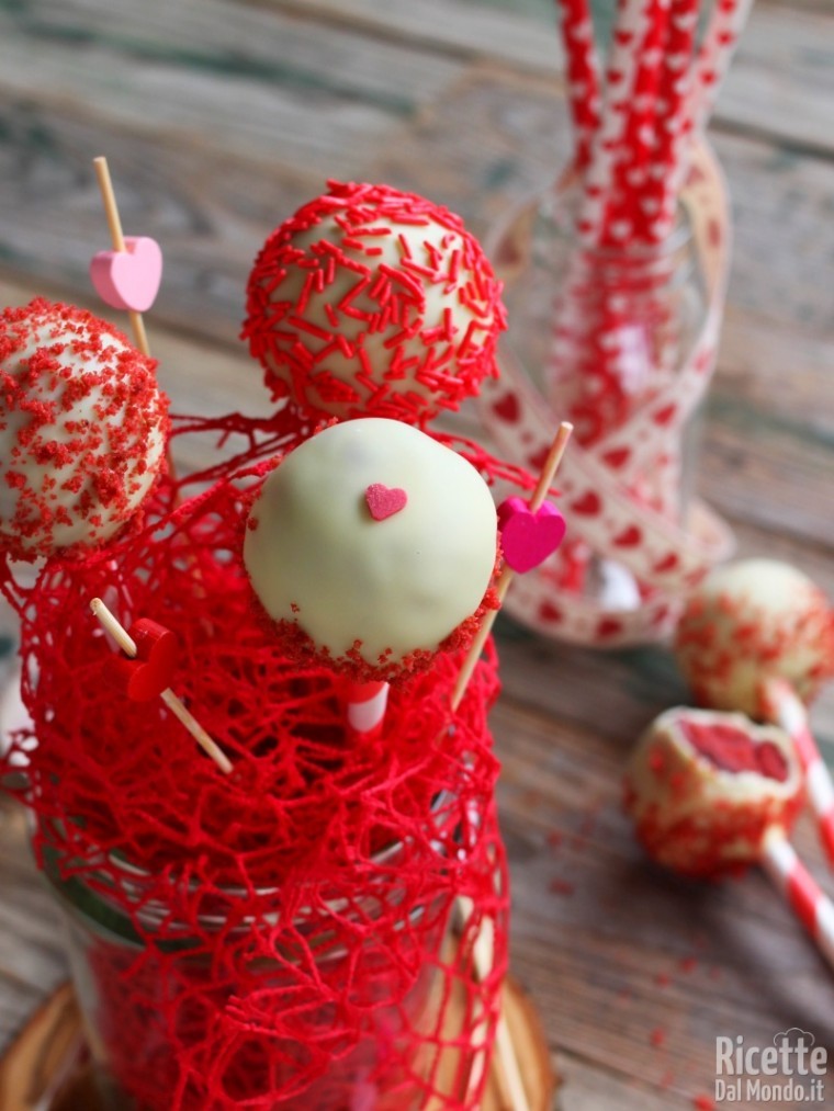 Red velvet cake pops con cioccolato bianco