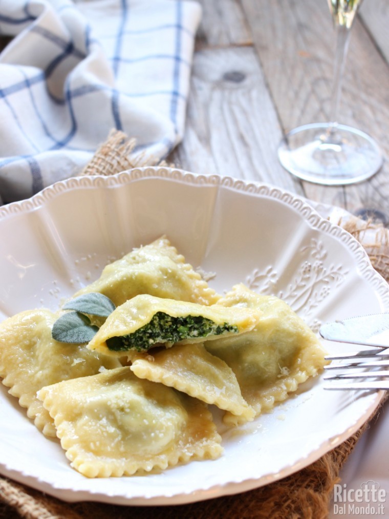 Ravioli con burro e salvia