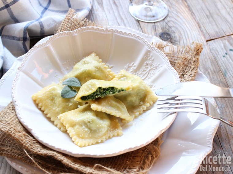 Ravioli ripieni di ricotta e spinaci