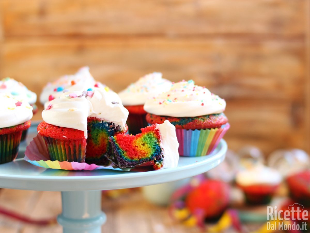 Ricetta Rainbow cupcakes. La ricetta delle tortine multicolore!