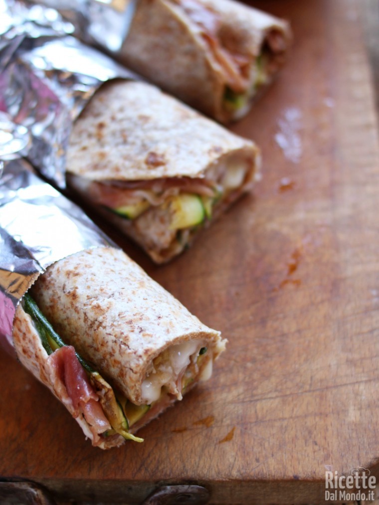Come fare il rotolo di piadina con squacquerone