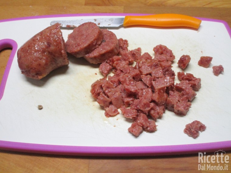 Cuocere il cotechino e tagliarlo a cubetti
