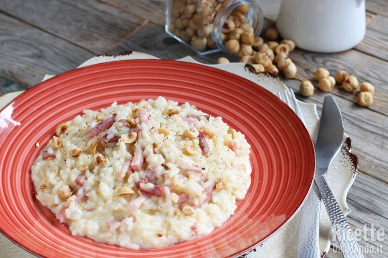 Risotto con crescenza, speck e nocciole. La ricetta per farlo cremosissimo!