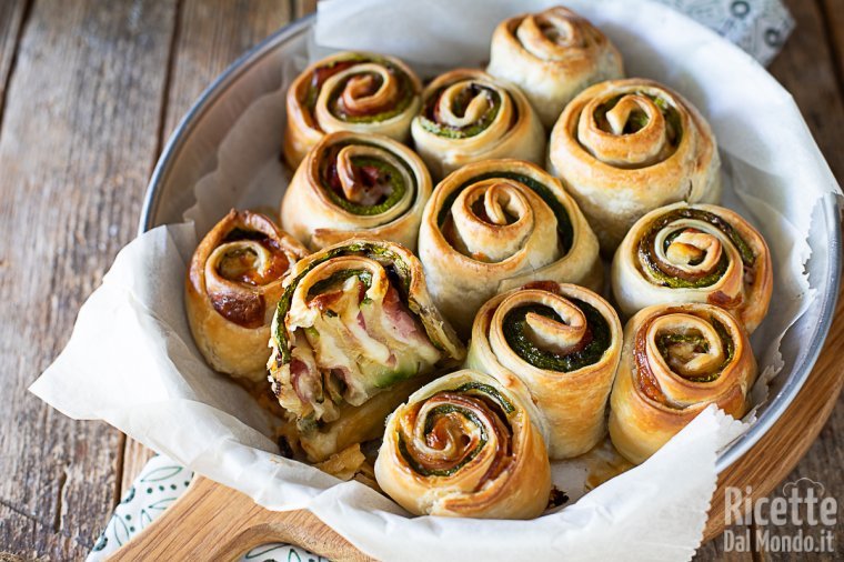 Rose di sfoglia con zucchine, prosciutto cotto e scamorza