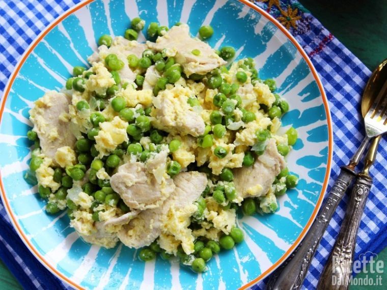 Semplice spezzatino di pollo e piselli