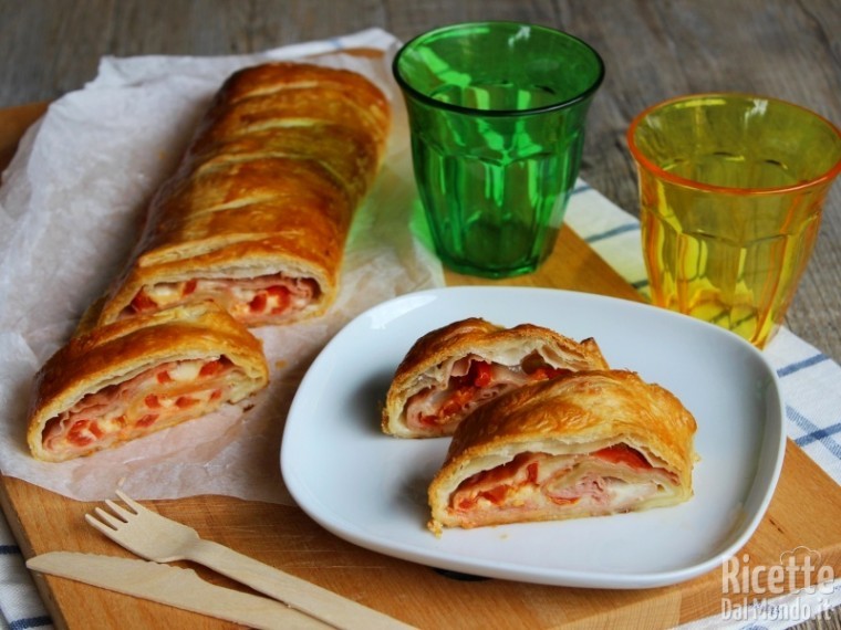 Strudel salato di pasta sfoglia con mortadella