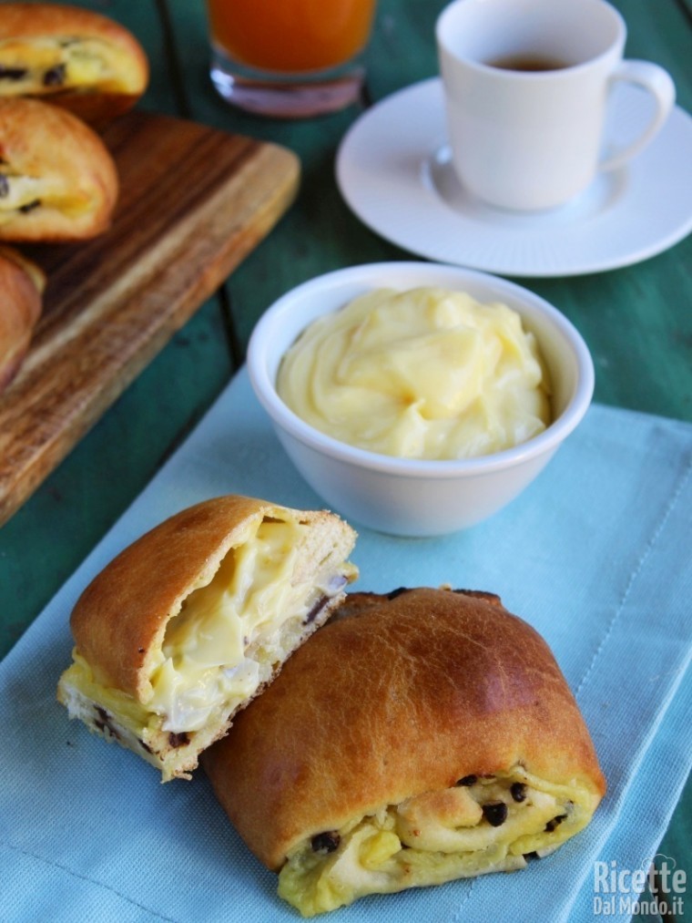 Ricetta saccottini alla crema e gocce di cioccolato
