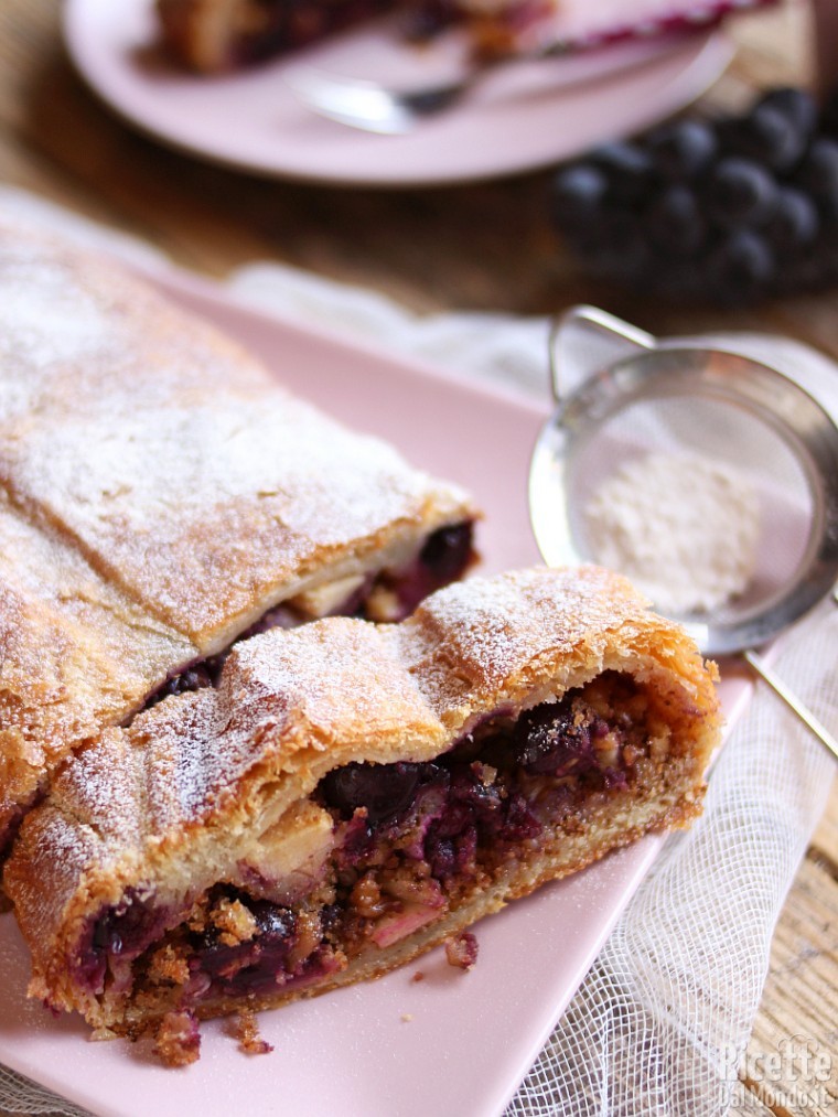 Come fare uno strudel di mele e uva fragola