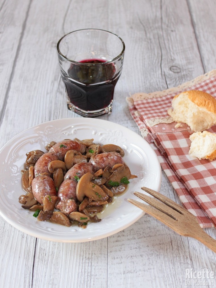Salsiccia e funghi cotti in padella