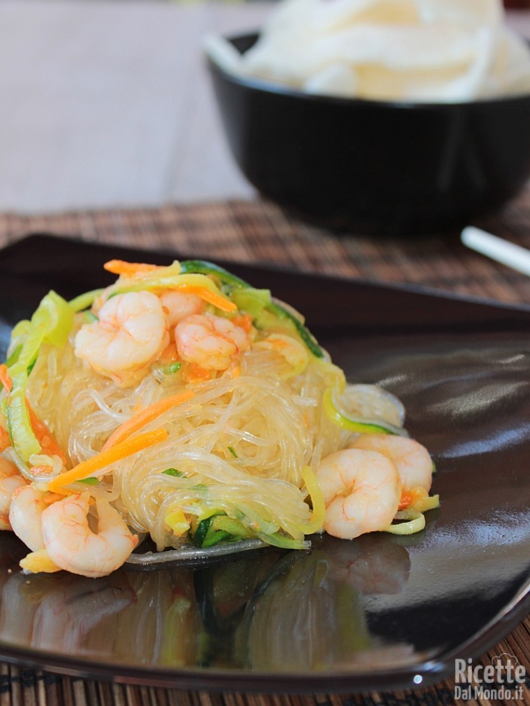 Come fare gli spaghetti di soia con verdure e gamberetti