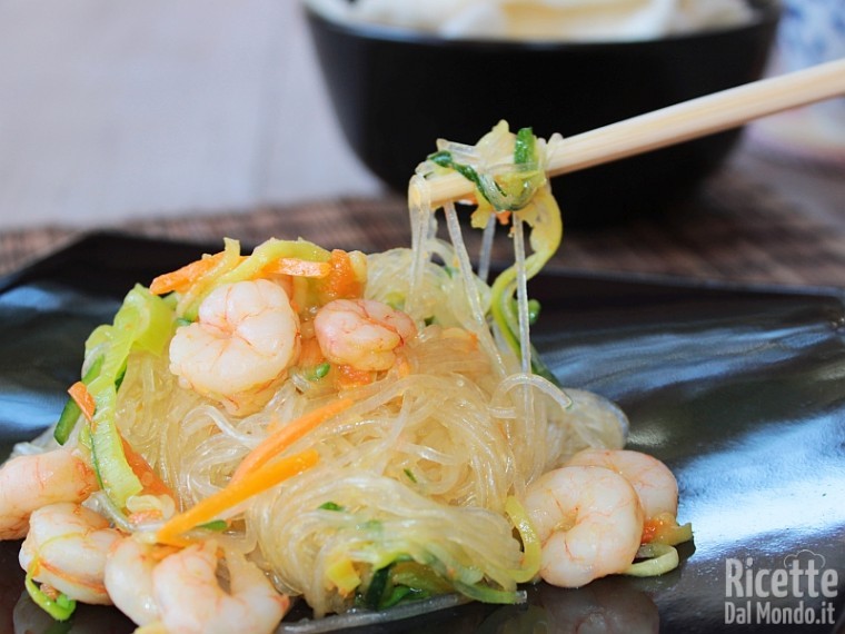 Ricetta spaghetti di soia con verdure e gamberetti
