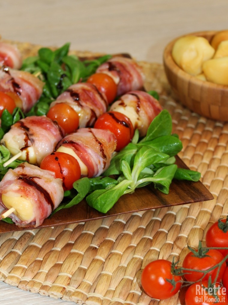 Come fare gli spiedini di scamorza e pancetta