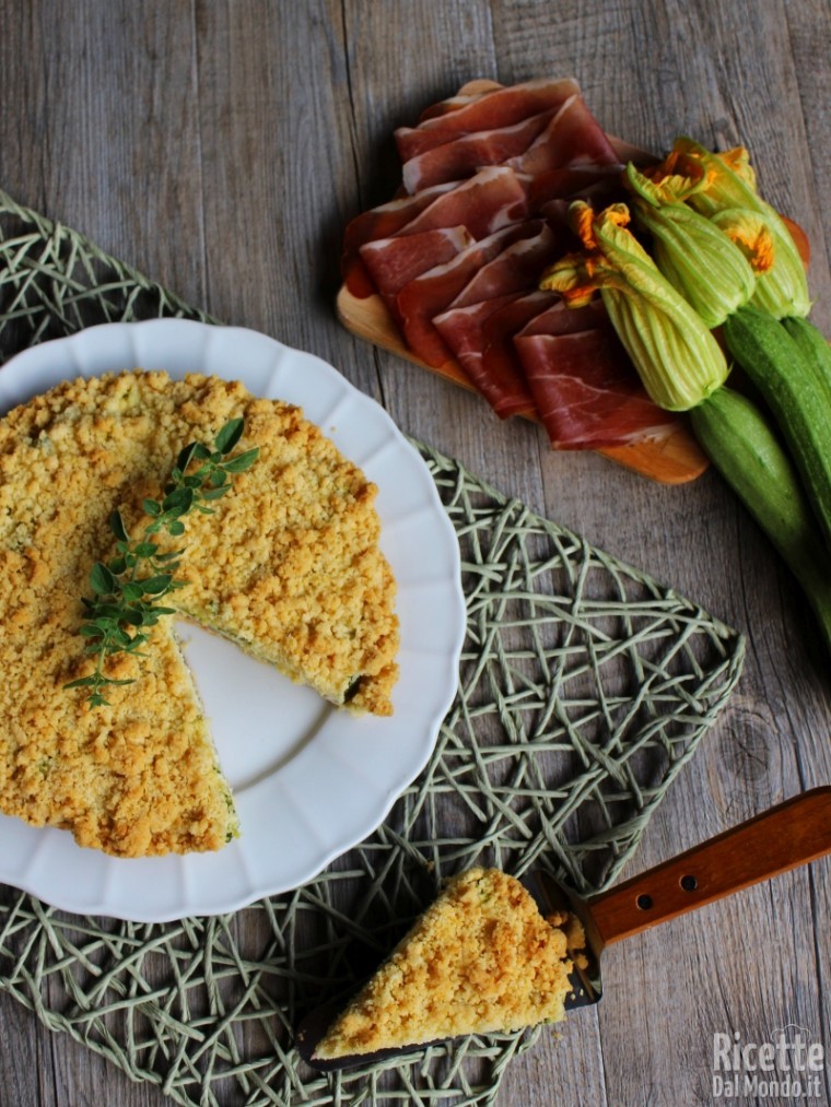 Come fare la sbriciolata salata con zucchine e speck