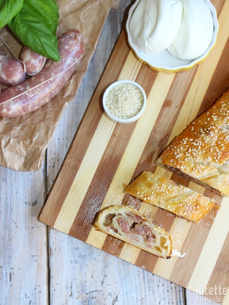 Come fare lo strudel di pasta sfoglia con salsiccia