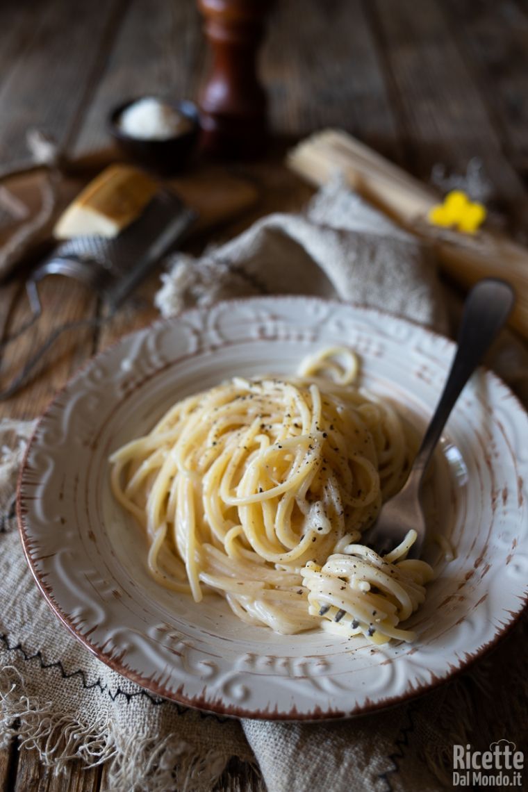 Come fare gli spaghetti cacio e pepe