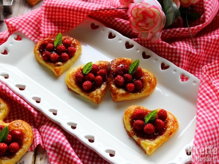 Sfogliatine alle fragole e fragoline di bosco