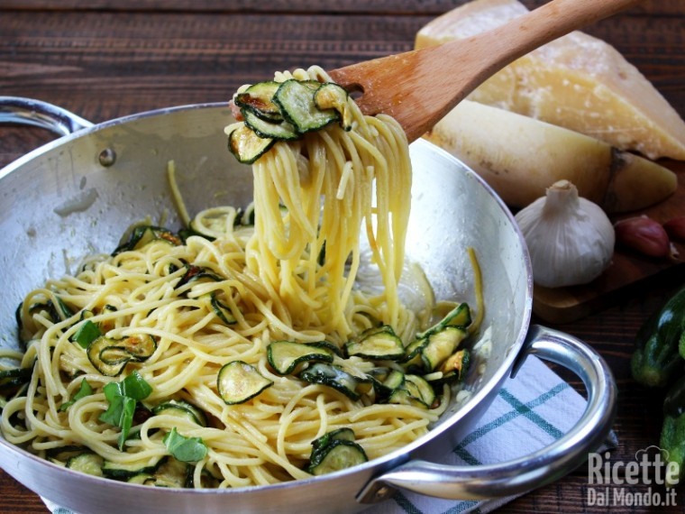 Spaghetti alla Nerano con provolone del Monaco