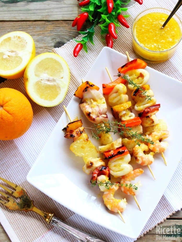Come fare gli spiedini di pesce agli agrumi